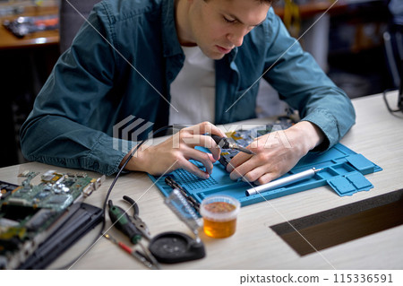 Repairs and diagnostics breakdowns of laptop in professional service center. Repairs and diagnostics breakdowns of laptop in professional service center. 115336591