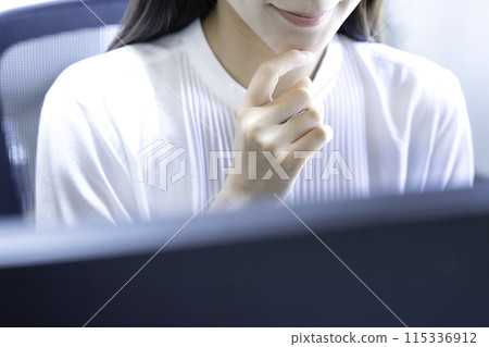 A woman having an online meeting [Parts cut] 115336912