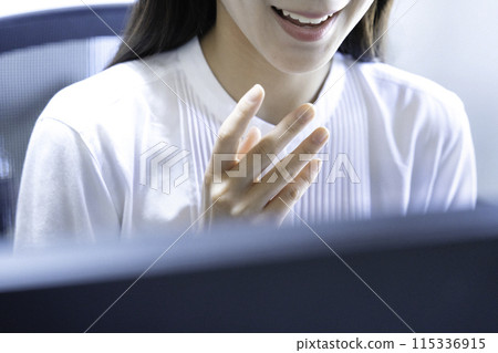 舉行線上會議的女士[部分剪切] 115336915