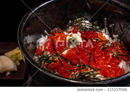 海鮮鮭魚子碗，鮭魚子，芥末，海藻，俯視圖 115337098