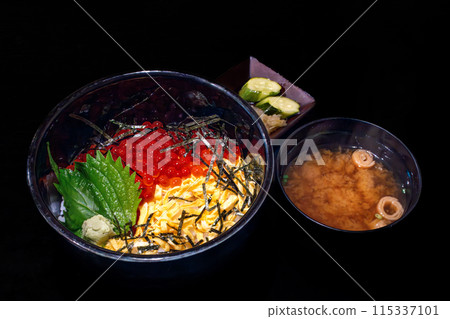 Seafood salmon roe bowl salmon roe wasabi seaweed bird's-eye view 115337101