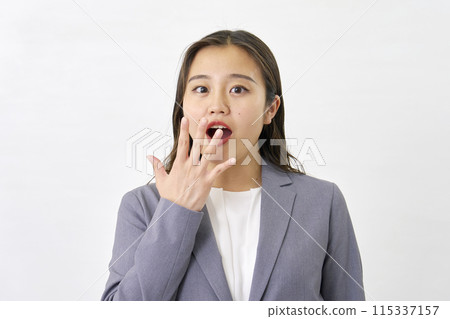 驚訝的年輕女商人白色背景 115337157