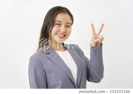 年輕女商人做和平標誌，白色背景 115337188