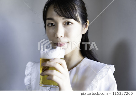 女人喝啤酒 115337260