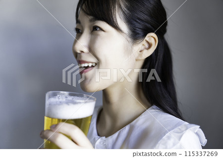 女人喝啤酒 115337269