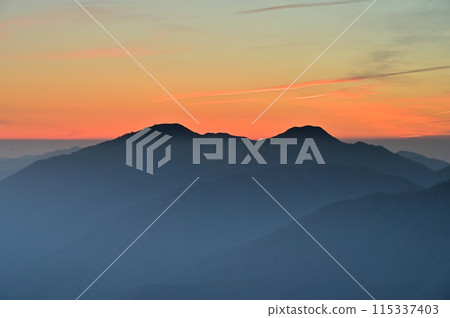 日本百座名山「劍山」與「二郎山」日出前的冬景 115337403