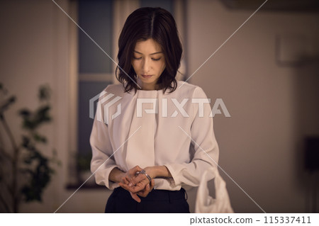 Night routine of a business woman who takes off her jacket and watch 115337411