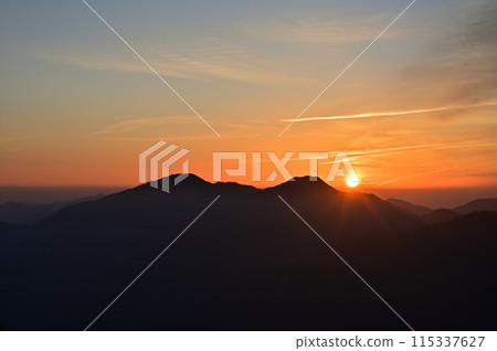 日本百座名山「劍山」和它的弟弟「次郎」的冬景和日出 115337627