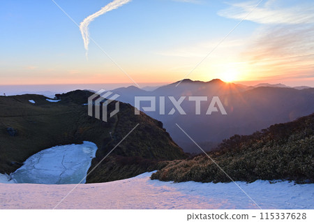 日本百座山「劍山」及其弟弟「二郎子」的冬季景色與日出（取自「三峰」） 115337628