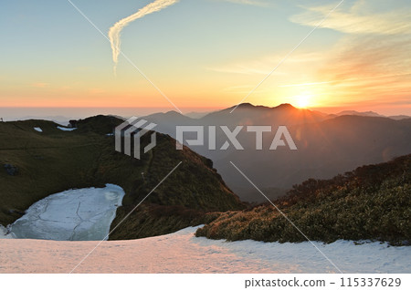 日本百座名山的日出“劍山”和取自“三峰”的弟弟“次郎子” 115337629
