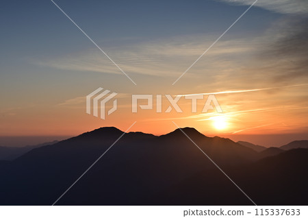 日本百座名山的日出“劍山”和取自“三峰”的弟弟“次郎子” 115337633