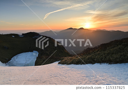 日本百座名山的日出“劍山”和取自“三峰”的弟弟“次郎子” 115337825