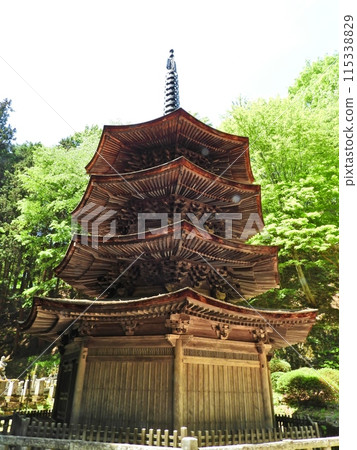 The national treasure, the three-story octagonal pagoda of Anrakuji Temple, surrounded by fresh greenery 115338829