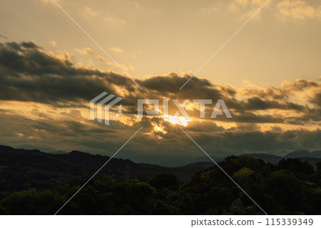 山脈和黃昏 115339349