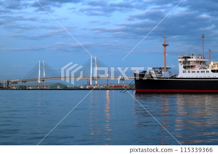 橫濱港冰河丸和橫濱灣大橋的夜景 115339366