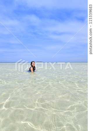 Girls playing on the beach (Nalusuan Island, Philippines) 115339683