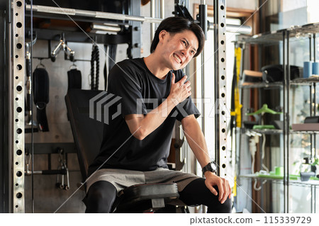Young athlete Asian man with accumulated fatigue at the gym 115339729