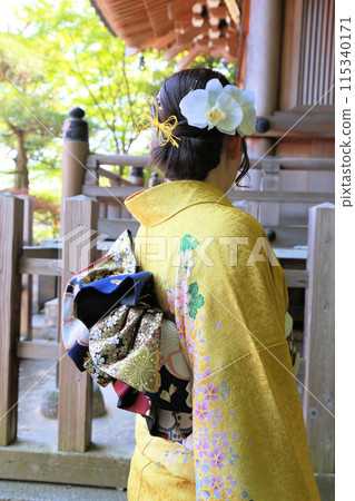 身穿黃色圖案長袖的成年女性、成年長袖和服外景拍攝、成年儀式 115340171