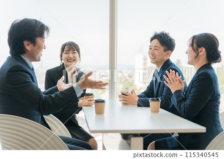 商人和婦女在辦公室咖啡廳聊天 115340545