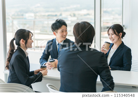 商人和婦女在辦公室休息區聊天 115340548