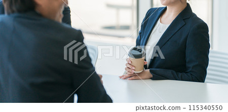 商人和婦女在辦公室休息區聊天 115340550