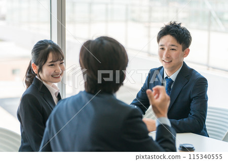 商人和婦女在辦公室休息區聊天 商人和婦女在辦公室休息區聊天 115340555