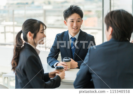 商人和婦女在辦公室休息區聊天 115340558