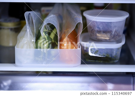 冰箱裡已準備好的菜餚 冰箱儲存 115340697