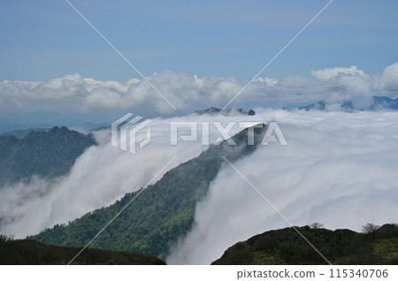 Sea of clouds seen from Sasaga Mine, towards Iyo Fuji 115340706