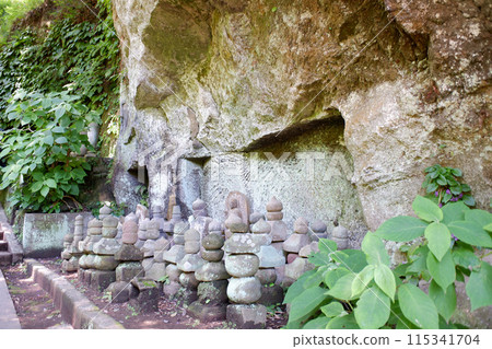 Kamakura: Stone pagodas at Jochiji Temple Kamakura: Stone pagodas at Jochiji Temple 115341704