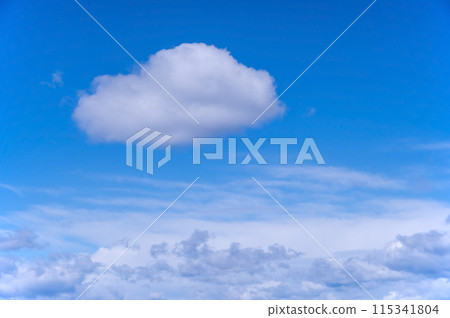 藍天白雲飄浮 藍天白雲飄浮 115341804