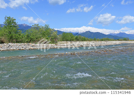 五月的安曇野:高瀨川與北阿爾卑斯山 五月的安曇野:高瀨川與北阿爾卑斯山 115341946