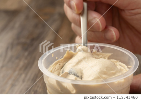 用湯匙杯容器舀出咖啡果凍 115343460