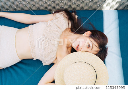穿著泳衣的女人在度假村放鬆 115343995