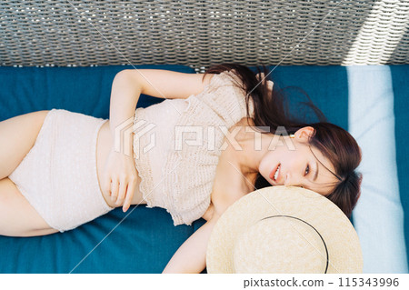 穿著泳衣的女人在度假村放鬆 115343996