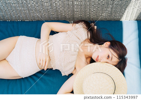 穿著泳衣的女人在度假村放鬆 115343997