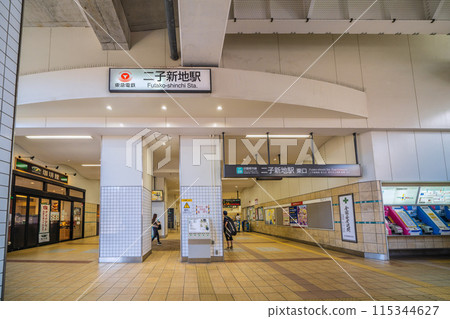 日本六月的川崎城市景觀。高架軌道下二子新地站東口景觀 日本六月的川崎城市景觀。高架軌道下二子新地站東口景觀 115344627