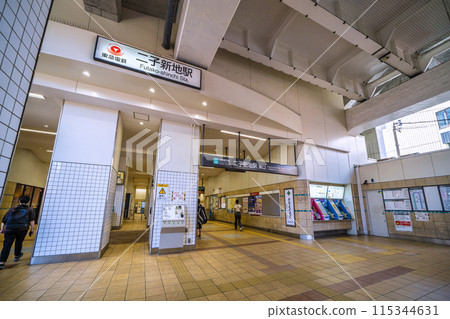 日本六月的川崎城市景觀。高架軌道下二子新地站東口景觀 115344631