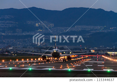 飛機從伊丹機場起飛 飛機從伊丹機場起飛 115344637