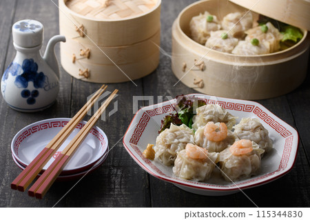 中餐燒賣 剛蒸熟,熱氣騰騰 中餐燒賣 剛蒸熟,熱氣騰騰 115344830