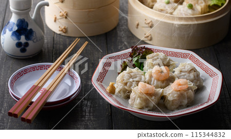 中餐燒賣 剛蒸熟,熱氣騰騰 中餐燒賣 剛蒸熟,熱氣騰騰 115344832