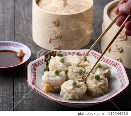 中餐燒賣 剛蒸熟,熱氣騰騰 中餐燒賣 剛蒸熟,熱氣騰騰 115344880