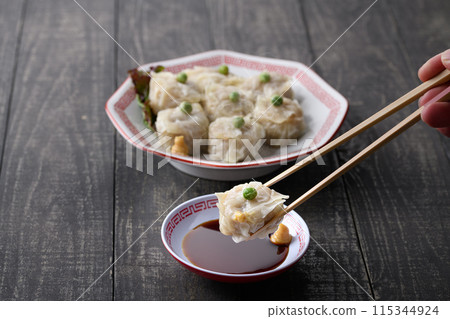 Steamed dish: Dip shumai in sauce 115344924