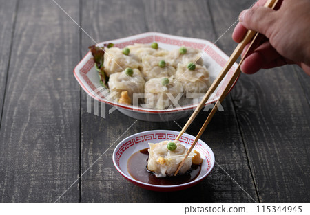 Steamed dish: Dip shumai in sauce Steamed dish: Dip shumai in sauce 115344945