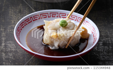 Steamed dish: Dip shumai in sauce Steamed dish: Dip shumai in sauce 115344948