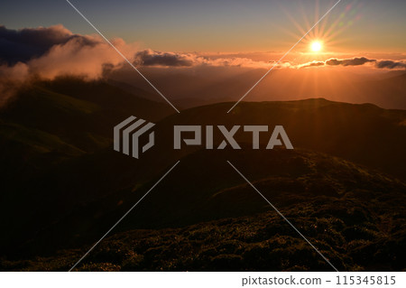 被稱為四國最美麗的山峰三峰的日落 被稱為四國最美麗的山峰三峰的日落 115345815