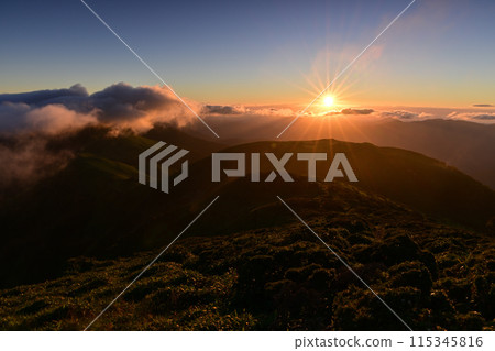 被稱為四國最美麗的山峰三峰的日落 115345816