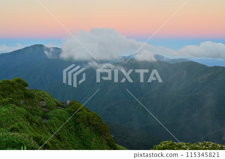 被稱為四國最美麗的山峰三峰的日落 115345821