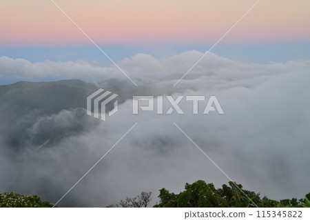 被稱為四國最美麗的山峰三峰的日落 115345822