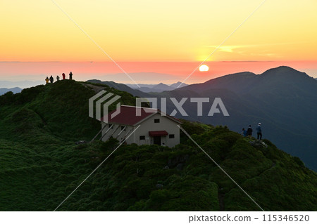 Sunrise at Miune, said to be the most beautiful mountain in Shikoku 115346520